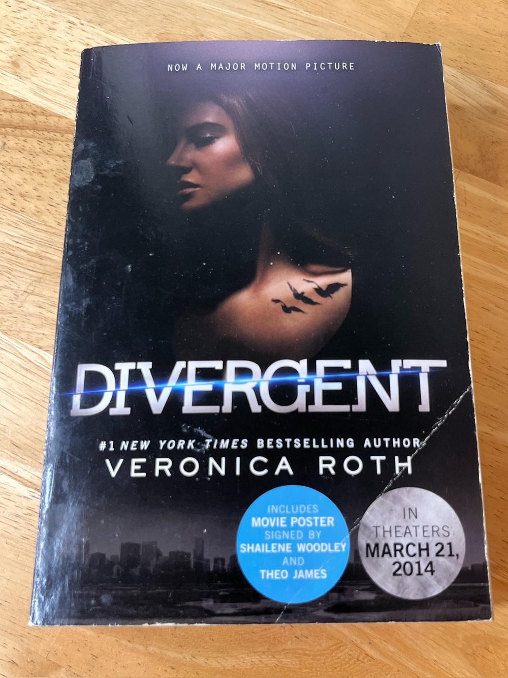 Divergent Book by Veronica Roth w Signed Movie Poster